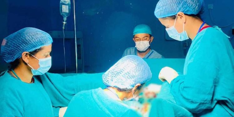 महिला चिकित्सकसँग खुल्न थाले आङ खस्ने समस्याबाट पीडित बझाङका महिला