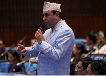 संसद्‍मा रामहरिको ब्यङ्ग- हराएको प्रधानमन्त्री भेटिएकोमा बधाई