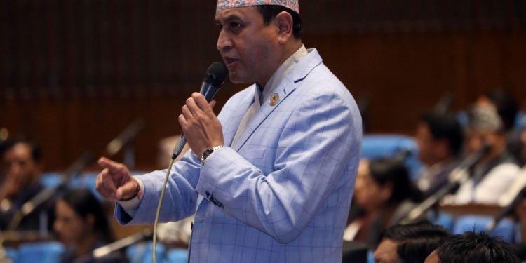 संसद्‍मा रामहरिको ब्यङ्ग- हराएको प्रधानमन्त्री भेटिएकोमा बधाई