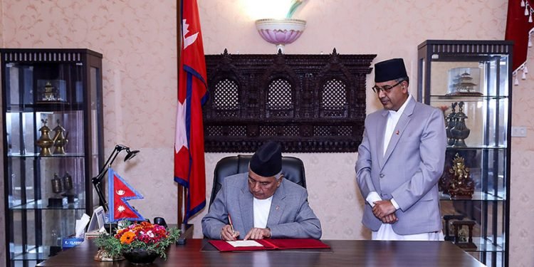 राष्ट्रपति पौडेलद्वारा अनुगमन तथा मूल्यांकन विधेयक प्रमाणीकरण