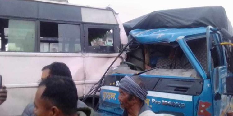 सर्लाहीमा सवारी दुर्घटना ट्रक चालकको मृत्यु, १० घाईते