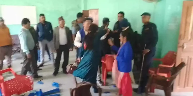 प्रमुख प्रशासकीय अधिकृतमाथि कुटपिट, तीन जनप्रतिनिधि पक्राउ