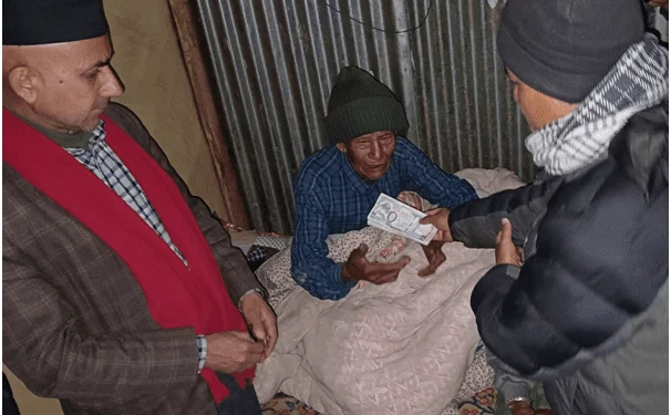 खोटाङका अग्निपीडितलाई आर्थिक सहयोग