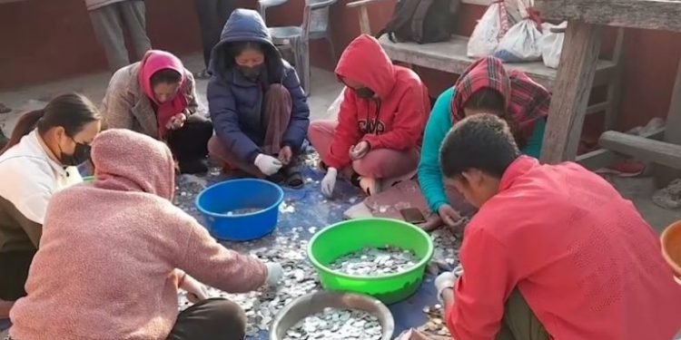 पाथीभरामा चढाएको करिब २३ लाख सिक्का गनिँदै