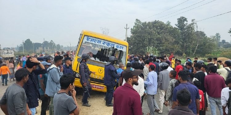 स्कुल बसको ठक्करबाट महिलाको मृत्यु, ६ जना घाइते, जनकपुर–जलेश्वर सडक तनावग्रस्त