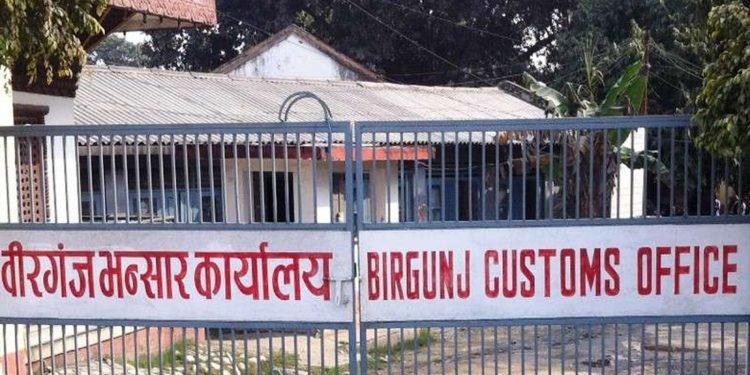 भन्सारमा सवारी थन्किने क्रम बढ्यो, वीरगञ्जमा मात्र १ हजार २०० सय सवारी