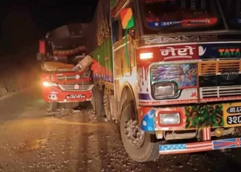 पोखरा जाँदै गरेको बस रोकिराखेको ट्रकमा ठोक्कियो