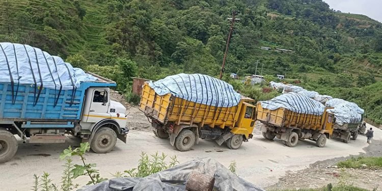 बन्चरेडाँडामा भोलिदेखि फोहोर फाल्न नदिने, भन्छन्– राज्यले बाँच्न पाउने अधिकार खोस्यो