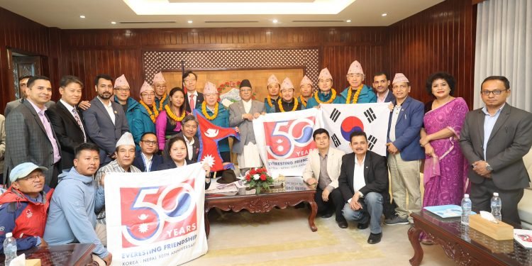 प्रधानमन्त्रीद्वारा जुगल हिमाल आरोहण दललाई नेपाली झन्डा हस्तान्तरण