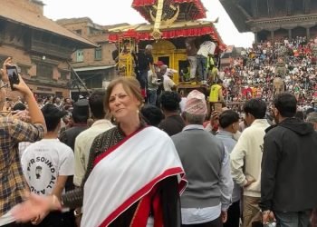 नेपालका लागि अष्ट्रेलियाली राजदुत भोल्क हाकु पटासी लगाएर बिस्का जात्रा हेर्न भक्तपुरमा