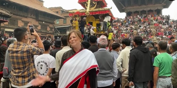 नेपालका लागि अष्ट्रेलियाली राजदुत भोल्क हाकु पटासी लगाएर बिस्का जात्रा हेर्न भक्तपुरमा