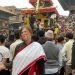 नेपालका लागि अष्ट्रेलियाली राजदुत भोल्क हाकु पटासी लगाएर बिस्का जात्रा हेर्न भक्तपुरमा
