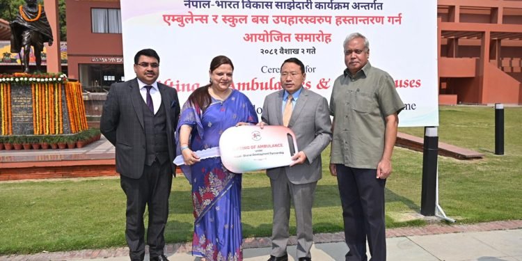 भारतले नेपाललाई दियो ३४ वटा एम्बुलेन्स र ५० वटा स्कुल बस उपहार