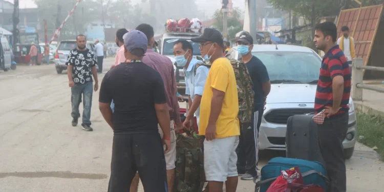 बिषु मनाउन घर फर्कँदै नेपाली