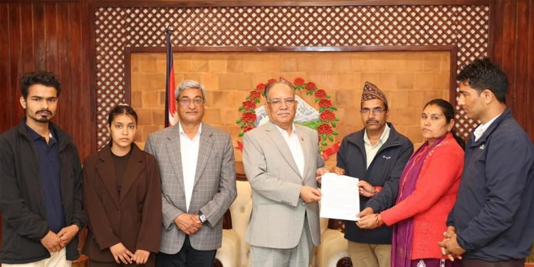 विपिन जोशीका परिवारले भेटे प्रधानमन्त्री