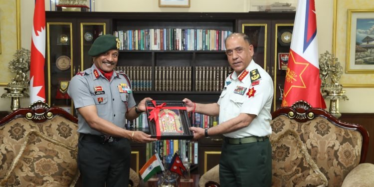 प्रधानसेनापतिसँग भारतीय सेनाका लेफ्टिनेन्ट जनरलको भेटवार्ता