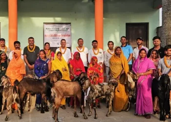 बाख्रा पालक महिला किसानलाई बोका प्रदान