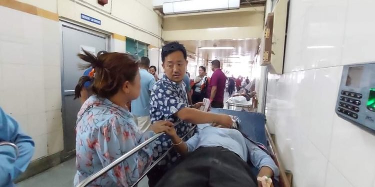 दुर्घटनाका घाइते भन्छन् – गाडी पार्किङ गर्न खोज्दा पल्टियो