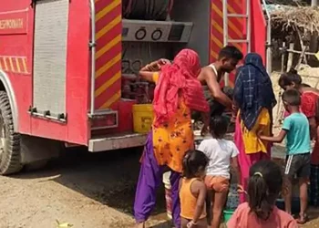 धनुषामा खानेपानीको अभाव भएपछि दमकलले वितरण गरिँदै