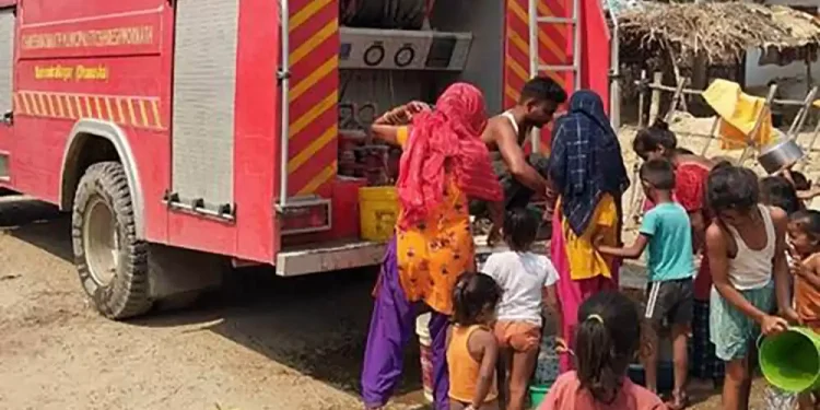 धनुषामा खानेपानीको अभाव भएपछि दमकलले वितरण गरिँदै