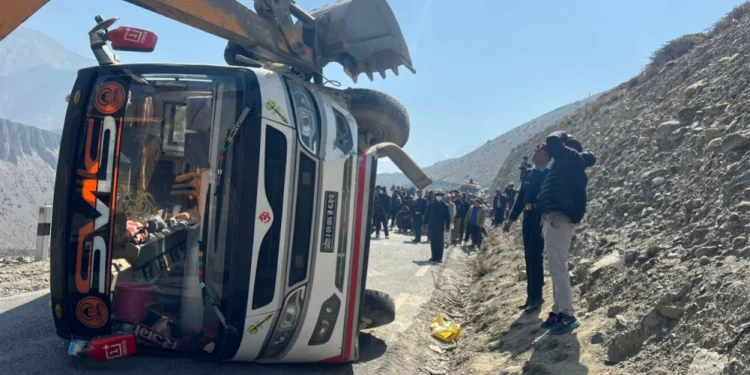 लिबर्टी कलेजका विद्यार्थी चढेको बस दुर्घटना