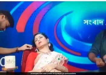 समाचार पढ्दा पढ्दै अचानक न्युज एङ्कर बेहोस भएपछि…