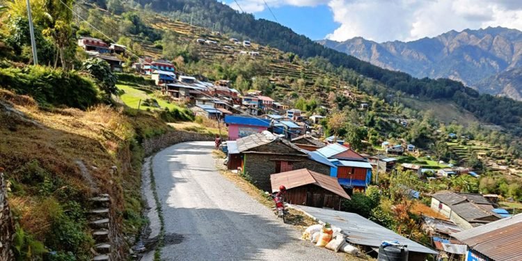 सडक र पदमार्गले छोटियो पर्यटकीयस्थल मालिकाधुरीको यात्रा