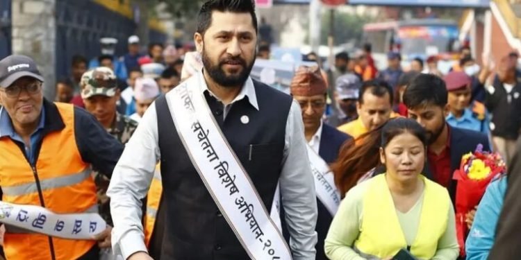 गृहमन्त्री लामिछानेको नेतृत्वमा काठमाडौँमा ट्राफिक जनचेतना र्याली