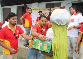 महालक्ष्मी विकास बैंकद्वारा महोत्तरी आगलागि पिडितलाई राहत सामाग्री वितरण