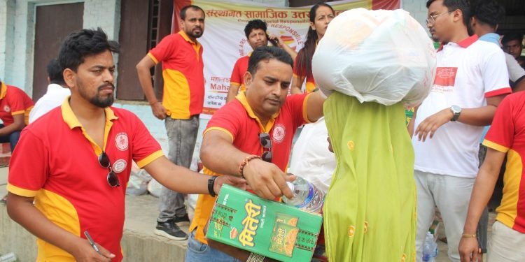 महालक्ष्मी विकास बैंकद्वारा महोत्तरी आगलागि पिडितलाई राहत सामाग्री वितरण