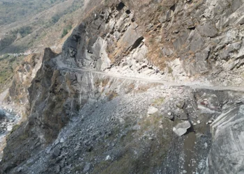 काभ्रेभिरको सडकमा ‘रक एङ्करिङ’