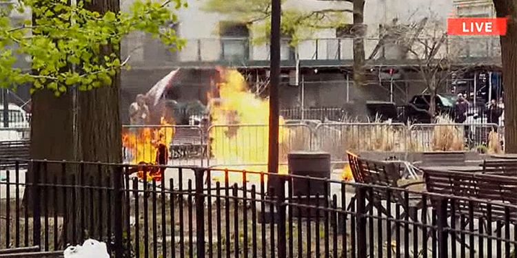 अमेरिकी अदालत अगाडि एक व्यक्तिले आफैँमाथि आगो लगाएपछि…