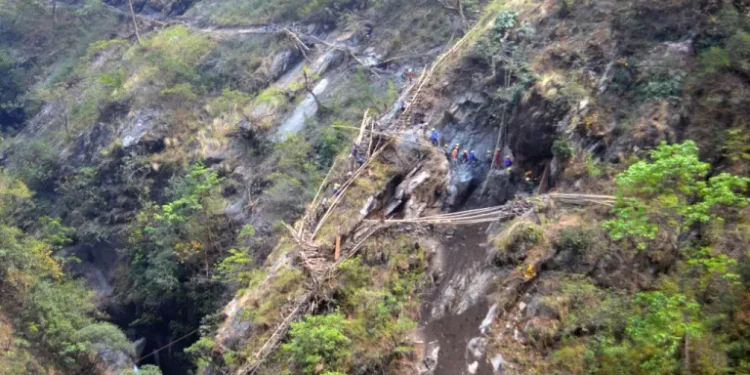 रुन्चेतगाउँ पुग्न भिर खोपेर झोलुङ्गे पुल बनाइँदै