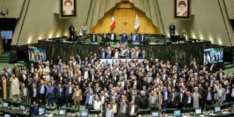 इजरायलमाथि हमला गरेकोमा इरानी संसद्‌मा उत्सव