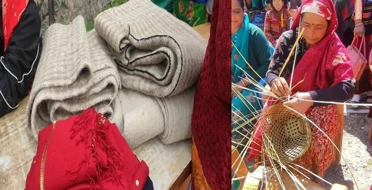 सीप सिकेर लघुउद्यम सञ्चालन गर्दै महिला