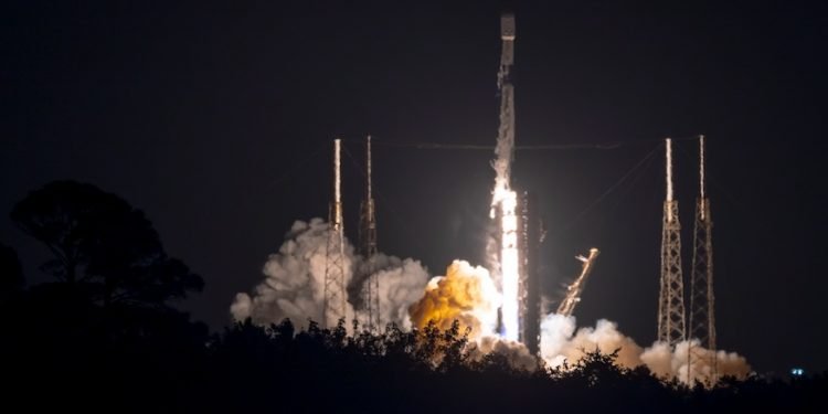 स्पेस–एक्सद्वारा २३ वटा भूउपग्रह प्रक्षेपण