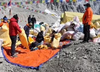 सगरमाथासहितका हिमालबाट दुई टनभन्दा बढी फोहोर सङ्कलन