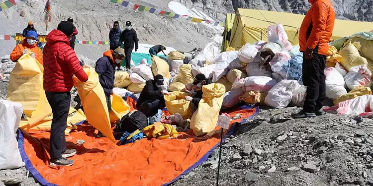 सगरमाथासहितका हिमालबाट दुई टनभन्दा बढी फोहोर सङ्कलन