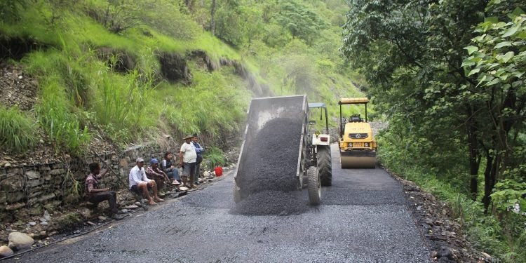 गलुवा–भकुण्डे सडक – ट्रयाक खुलेको २० वर्षपछि कालोपत्र हुँदै