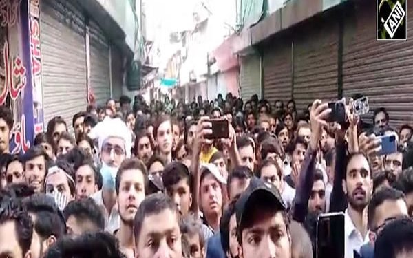 पाकिस्तान नियन्त्रित कश्मीरमा प्रहरी र प्रदर्शनकारीबीच हिंसात्मक झडप हुँदा १ प्रहरी अधिकारीको मृत्यु