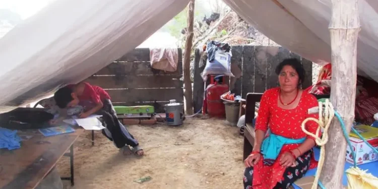 त्रिपालमुनि अनिदोमै रात कटाउँदै आगलागीपीडित परिवार
