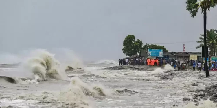 बंगलादेशको तटीय क्षेत्रमा हजारौं मानिस सुरक्षित स्थानतर्फ सारिदै