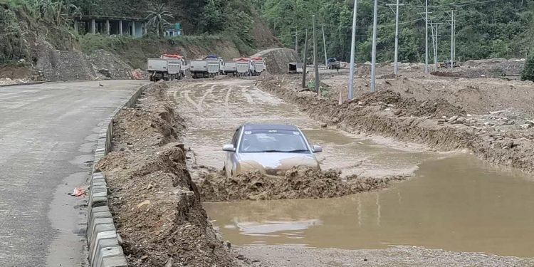 वर्षाका कारण मुग्लिन–पोखरा सडक आवागमनमा सास्ती