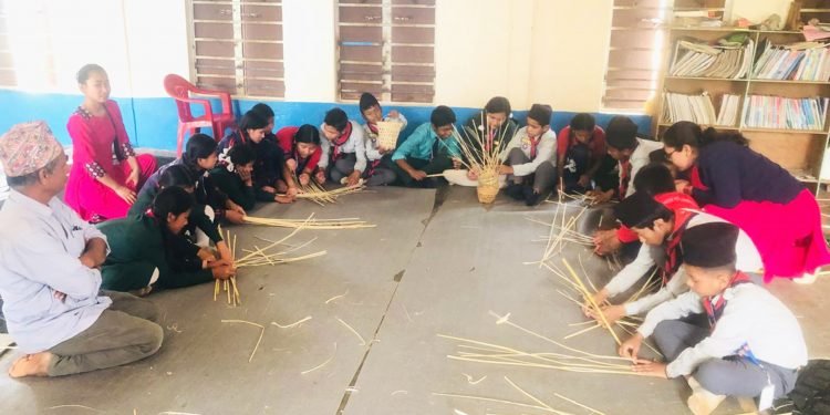 बाँसजन्य सामग्री उत्पादनमा विद्यार्थी आकर्षित