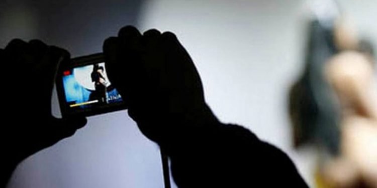 गोप्य भिडिओ खिचेर युवतीसँग ‘ब्ल्याकमेलिङ’ !