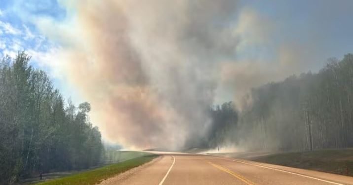 जङ्गलमा लागेको डढेलोले पश्चिमी क्यानाडाका दुई समुदायलाई आपत्कालीन चेतावनी
