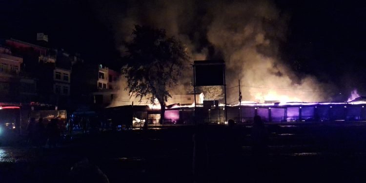 दमौलीको मुख्यचोकका सटरमा आगलागी, तीन घण्टापछि नियन्त्रणमा