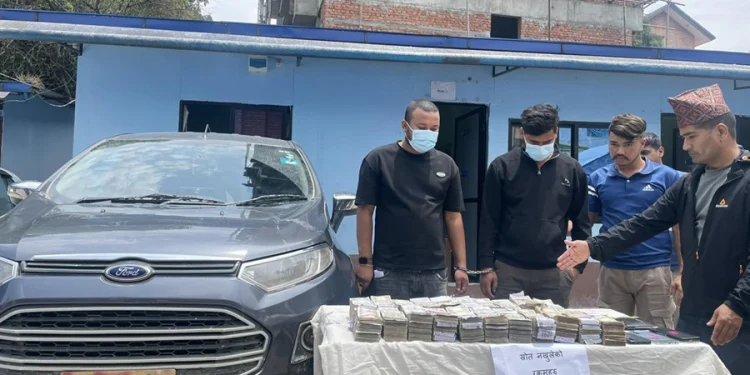 दरबारमार्गबाट ९८ लाखसहित पक्राउ परेका दुई युवक सुन तस्करीमा संलग्न