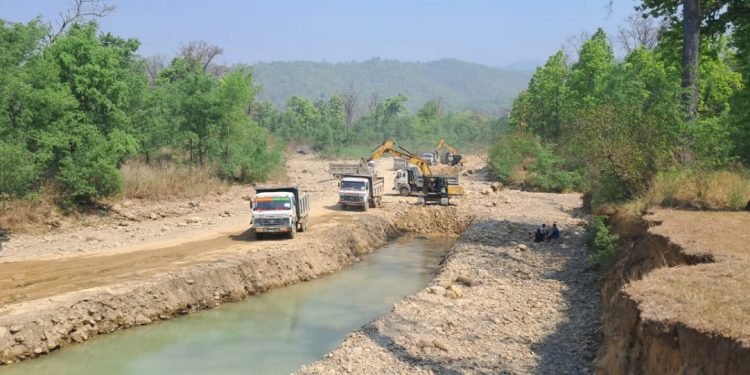 ‘राष्ट्रिय गौरवका आयोजनाका नाममा मनपरी चुरे दोहन’