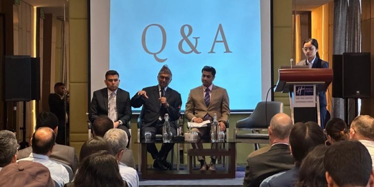 कूटनीतिक अधिकारीहरूसँग छलफल